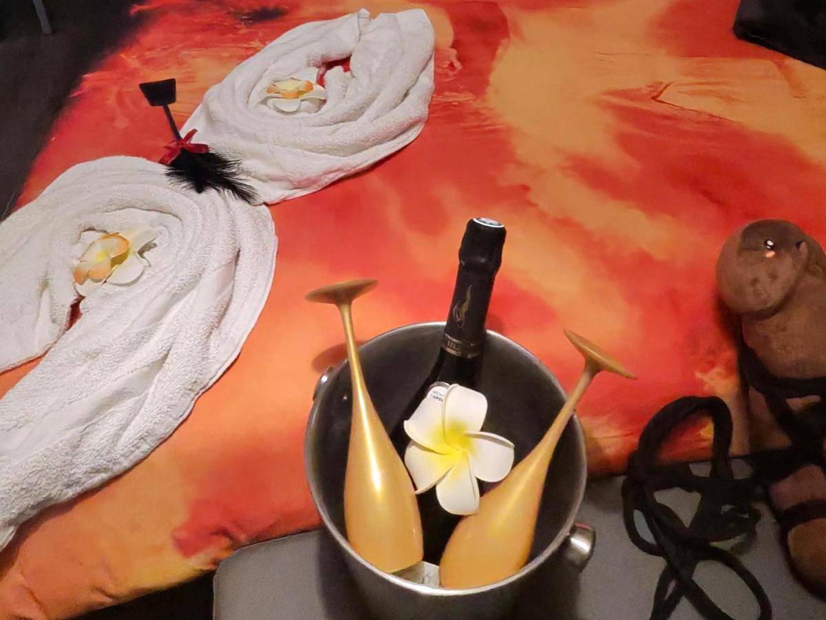 Suite Intimiste Adultes avec Spa Prive - Ile des Plaisirs in Graulhet, Région de Castres