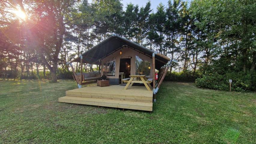 Camping pour 5 personnes, avec Terrasse ainsi que Jardin et Piscine