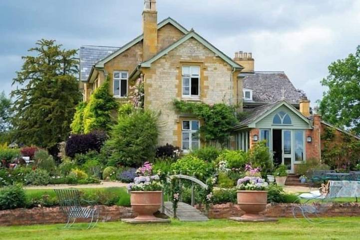 Holiday rental for 10 people, with garden and hot tub in The Cotswolds