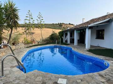 Casa rural para 12 personas, con vistas y jardín además de piscina y terraza en Algodonales