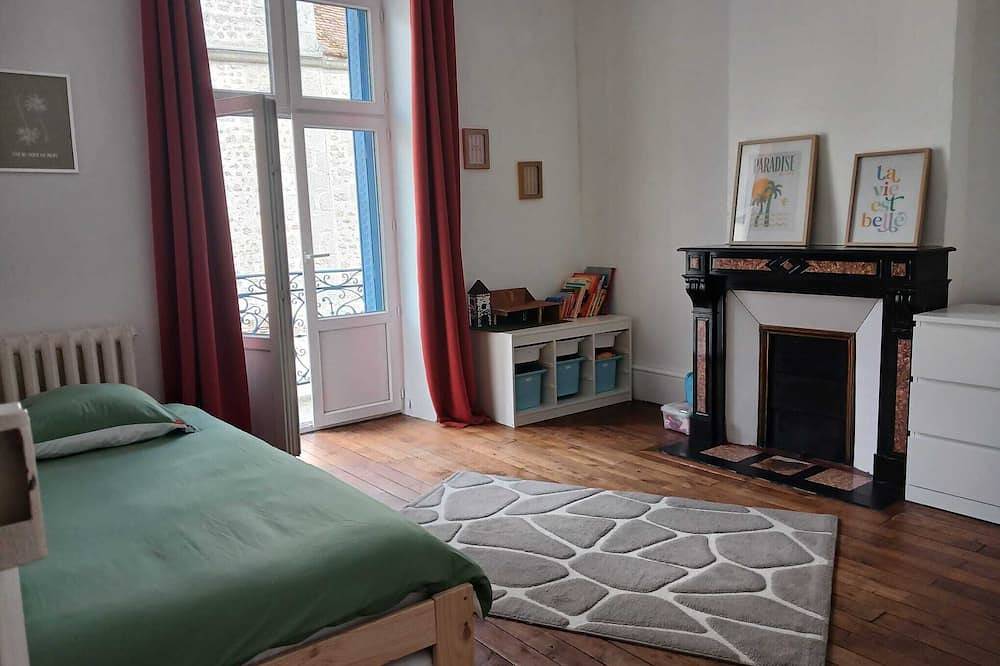 Maison familiale en centre bourg avec jardin et garage in Ahun, Région de Guéret