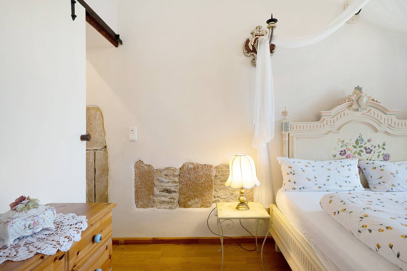 Ganze Wohnung, Ferienwohnung 'Napoleonzimmer Studio' mit gemeinsamer Terrasse, gemeinsamem Garten und Wlan in Maring-Noviand, Bernkastel-Kues & Umgebung