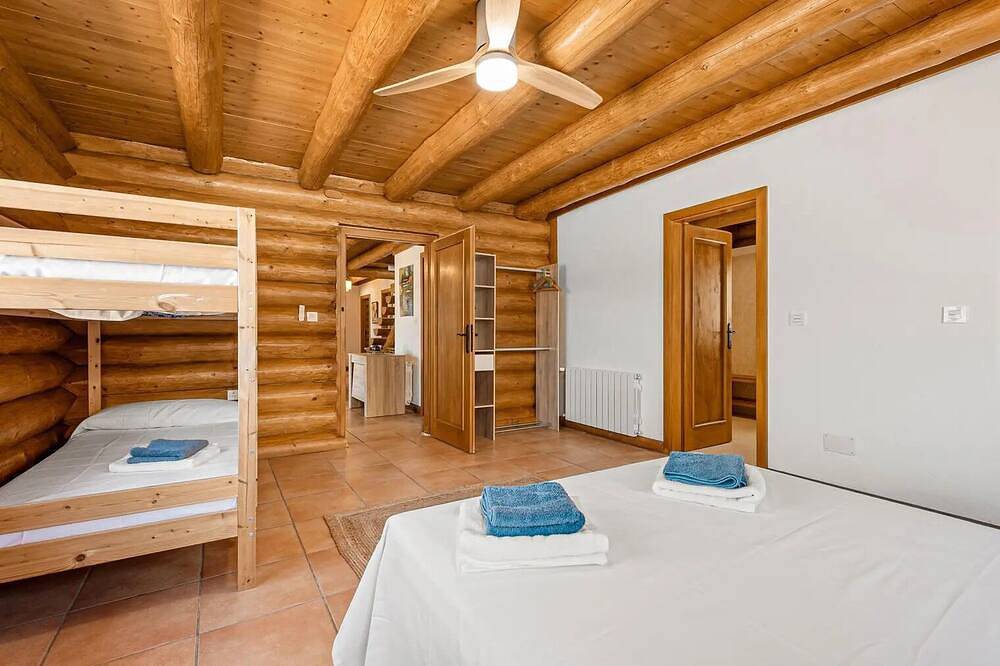 Cabaña nórdica en la Costa del Sol, disfruta del clima de Andalucia con piscina! in Casabermeja, Provincia de Málaga