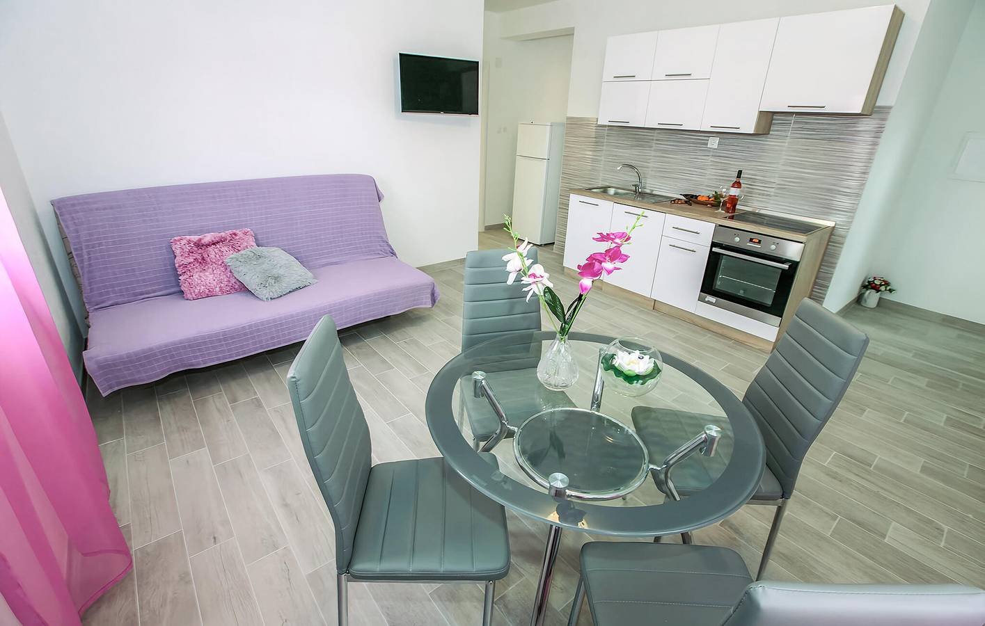 Apartamento vacacional entero, Apartamento con vistas al mar, piscina y terraza, a 2 km de la playa in Rogoznica, Condado de Šibenik-Knin