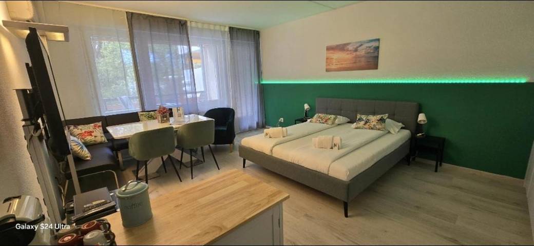 Ferienwohnung für 4 Personen, mit Balkon und Terrasse sowie Garten und Pool in Bissone