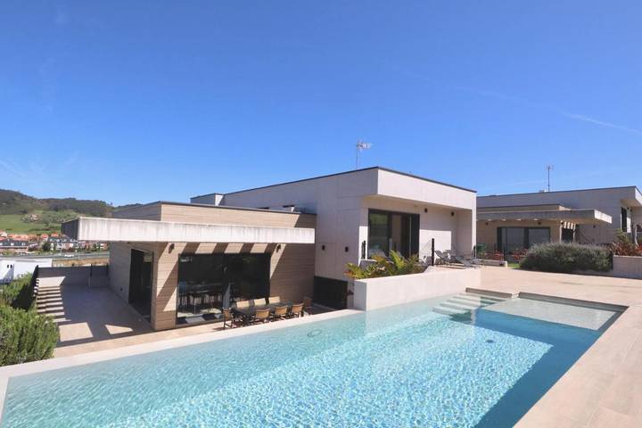 Casa rural para 12 personas, con vistas y terraza además de jardín y piscina, Se admiten mascotas en Comarca de Santander