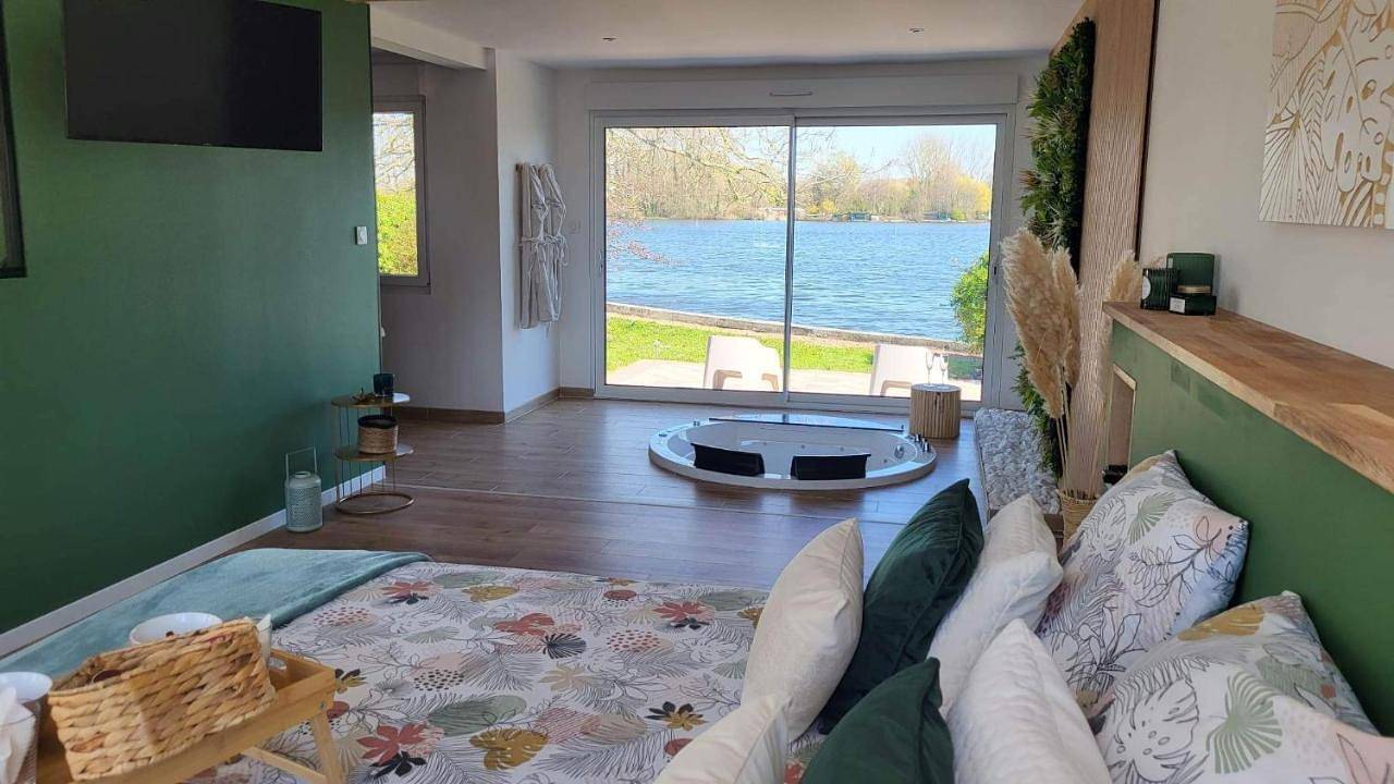 Double Room with Lake View in Lac d'Ardres, Ardres