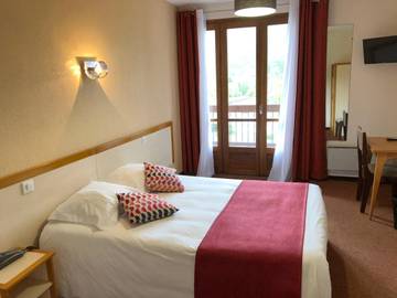 Hôtel pour 3 personnes, avec jardin ainsi que piscine et vue à Ispagnac