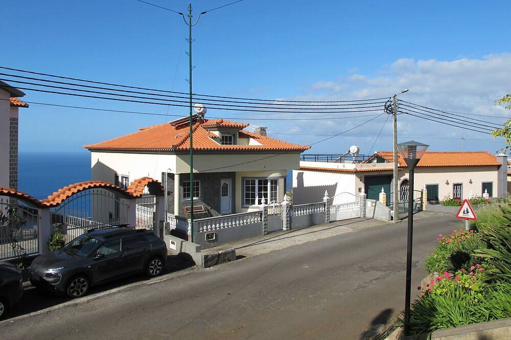 Villa Santos, geräumig, für 7 Personen, entspannte Gegend, mit einer herrlichen Aussicht in Calheta, Madeira