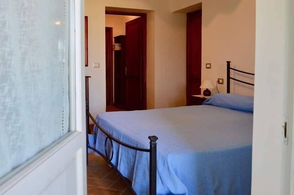 Villa San Martino, two houses sharing a fenced pool, San Martino private villa in Lisciano Niccone, Valtiberina