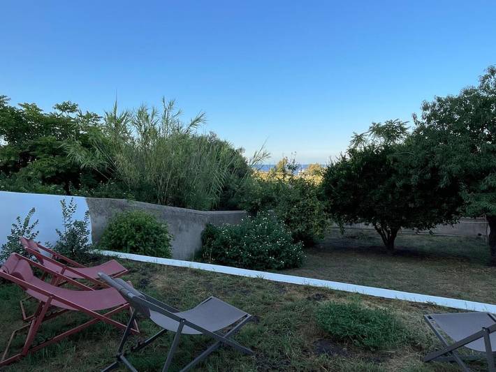Ferienwohnung für 3 Personen, mit Terrasse und Garten sowie Ausblick auf Stromboli