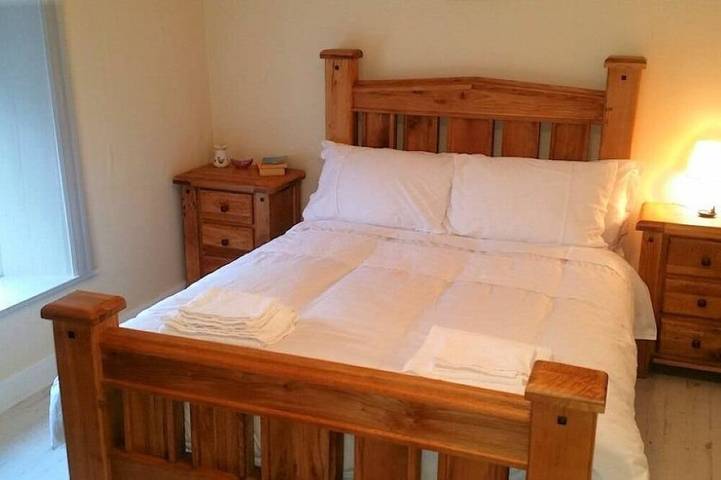 Lakeside Farmhouse (5 mins from beaches) with private walks and gardens in Condado de Donegal