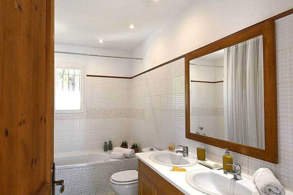 Villa des Amis with jacuzzi and swimming pool near the Alpilles and Luberon mountains in Sorgues, Vaucluse