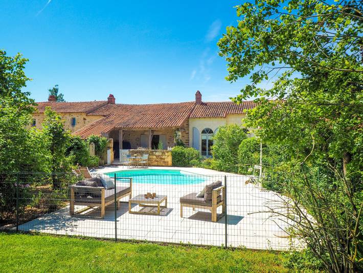 Location de vacances pour 8 personnes, avec jardin ainsi que piscine et terrasse, animaux acceptés à Saint-Laurent-de-la-Salle