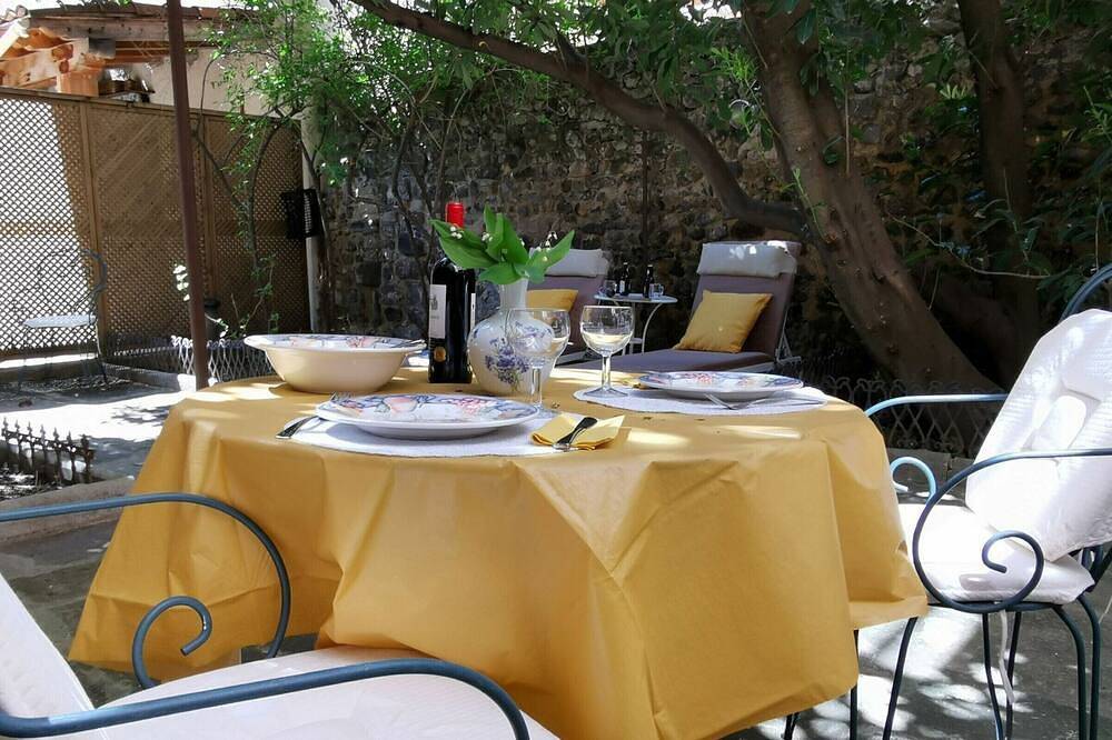 Entire apartment, Cozy Retreat in Puy-en-Velay with Private Courtyard and Wifi in Le Puy-en-Velay, Haute-Loire