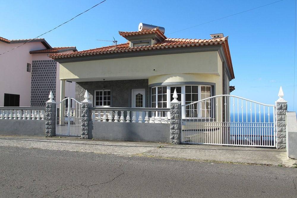 Villa Santos, geräumig, für 7 Personen, entspannte Gegend, mit einer herrlichen Aussicht in Calheta, Madeira