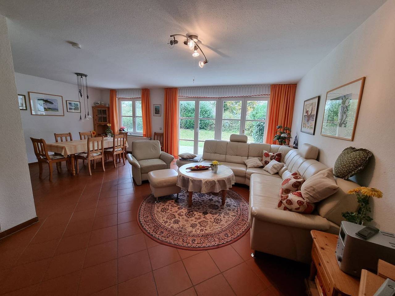 Das Ferienhaus an der Alleenstraße bietet Platz für 6 Erwachsene und 2 Kinder. in Péninsule de Zudar, Garz/Rügen