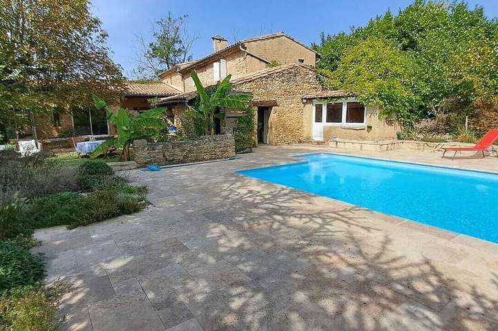 Appartement de vacances pour 3 personnes, avec Terrasse ainsi que Jardin et Piscine