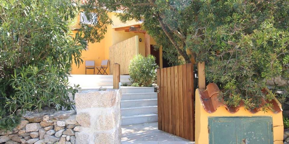 Location de vacances pour 5 personnes, avec vue ainsi que piscine et jardin dans Sole Ruiu