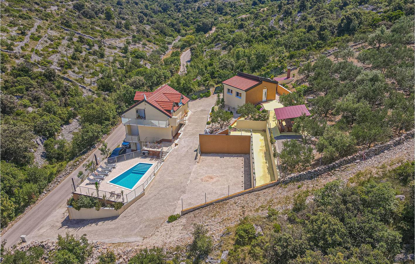 Gemütliche 2-Zimmer-Wohnung mit Pool, Terrasse und 1,5 km Entfernung zum Strand in Razanj, Šibenik-Knin