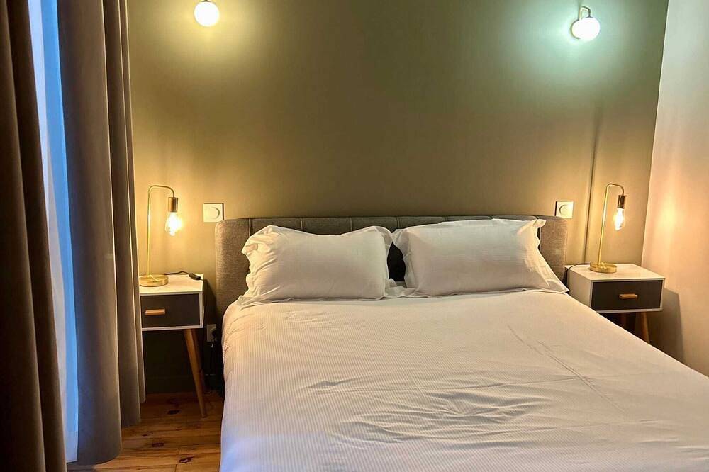 Entire apartment, 2-person air-conditioned 1-bedroom apartment near Aïga Resort Puy de la Vache 100 in Châtel-Guyon, Volcans d'Auvergne Regional Nature Park