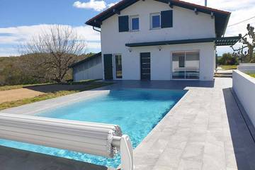 Gîte pour 5 personnes, avec piscine ainsi que terrasse et jardin à Briscous