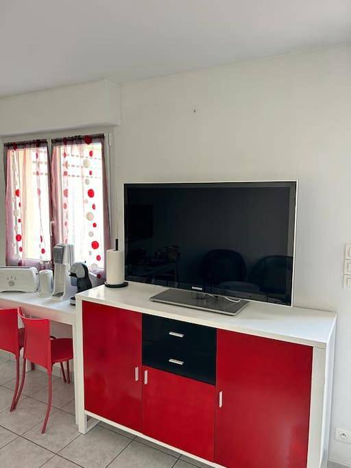 Appartement entier, One-Bedroom Apartment in Saint-Martin-des-Noyers, Vallée de la Loire