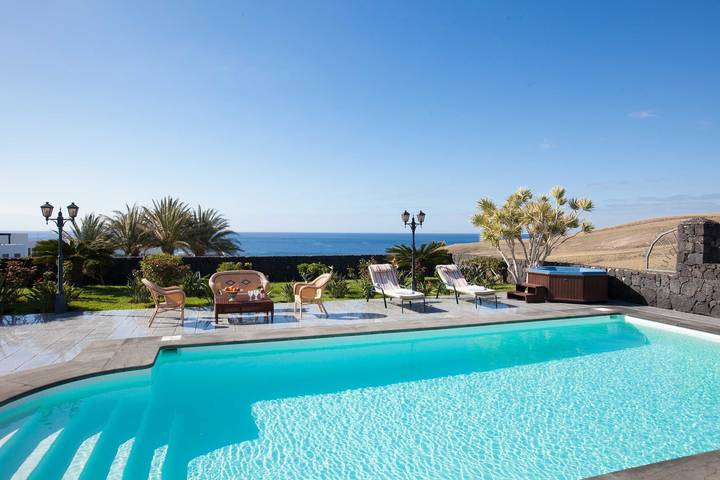 Villa for 6 people, with ocean view and garden as well as pool in Puerto Calero Marina
