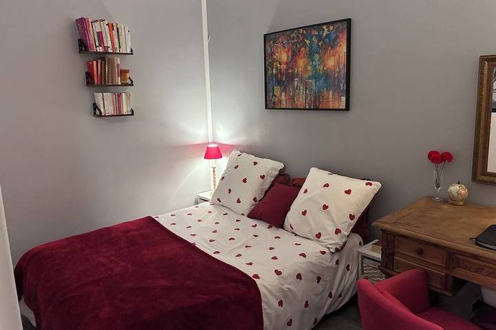 Appartement entier, Appartement avec terrasse Sud-Est, en centre ville de Rueil in Rueil-Malmaison, Hauts-de-Seine