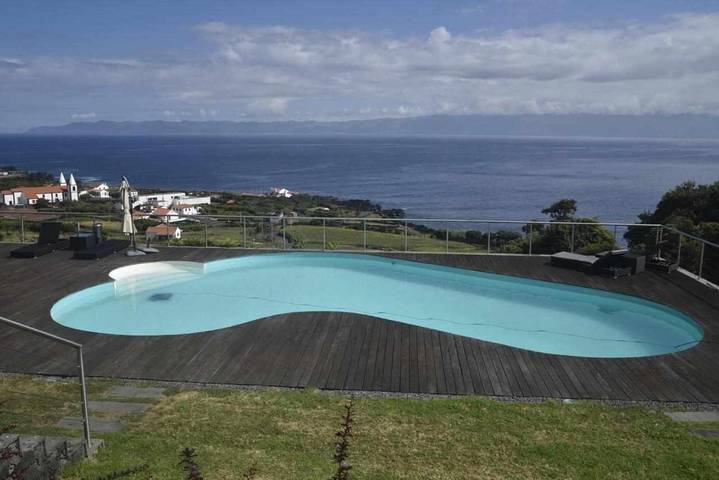 Pousada para 5 pessoas, com piscina e vista e ainda jardim nos Açores