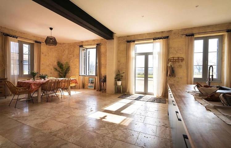 Location de vacances pour 16 personnes, avec vue ainsi que jardin et piscine à Tresses - 3