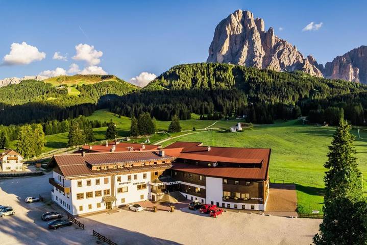 Hotel für 4 Personen, mit Whirlpool und Terrasse sowie Garten und Kinderpool in St. Christina in Gröden
