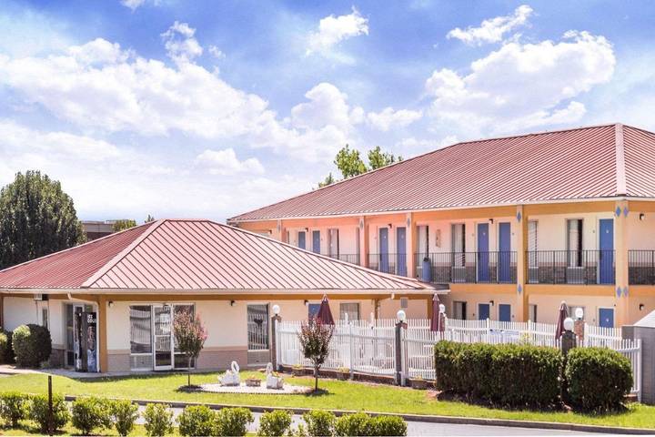 Hotel para 3 personas, con piscina y terraza - 1