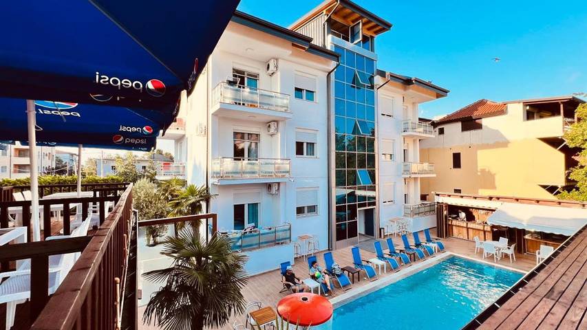 Hôtel pour 4 personnes, avec piscine et bassin pour enfant ainsi que vue et balcon, adapté aux familles