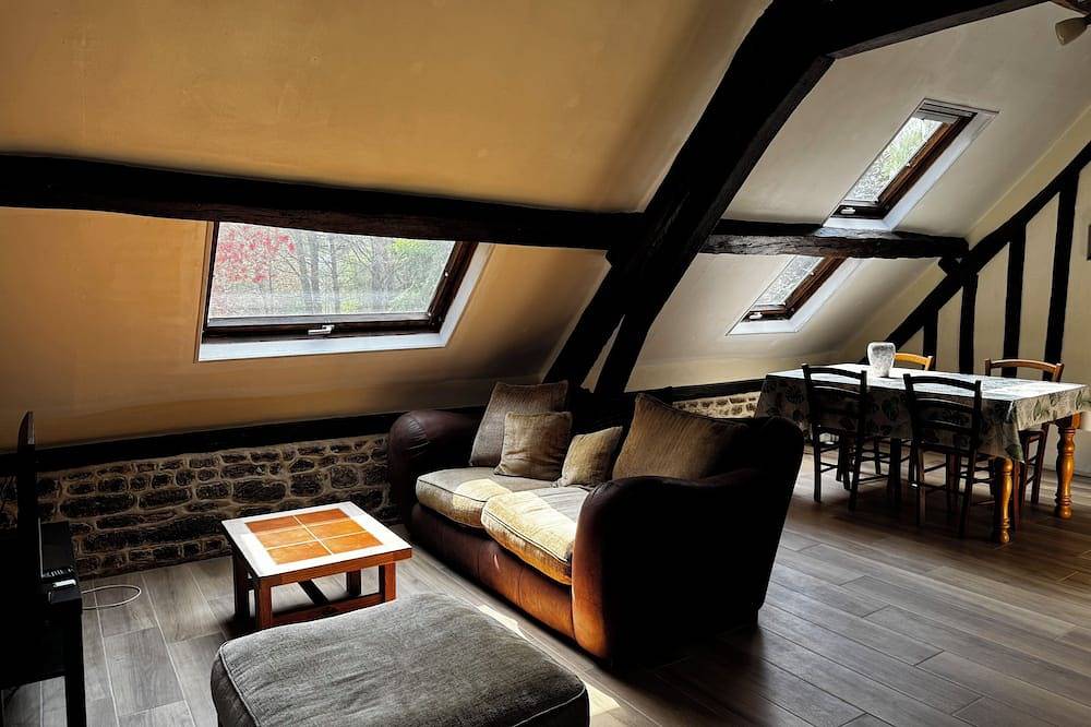 Cottage with shared swimming pool, hot tub, fishing, tennis, Uk Tv and Wi-F in Guerquesalles, Argentan region