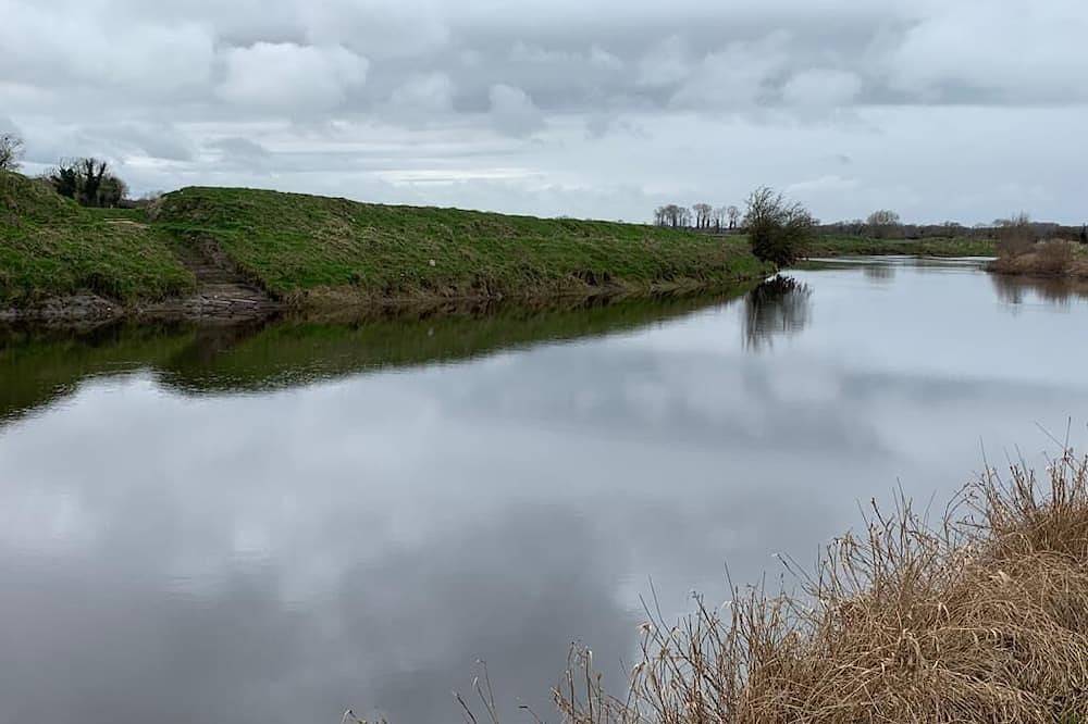 Entire apartment, 2-Bed Apartment Sleeps 6 with Parking in County Kildare