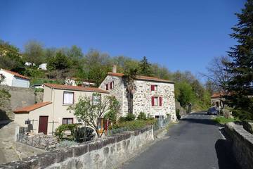 Gîte pour 12 personnes, avec jardin ainsi que terrasse et piscine à Taulis