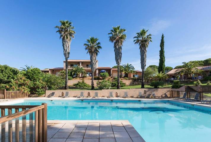 Appart’hôtel pour 6 personnes, avec jardin ainsi que piscine et terrasse