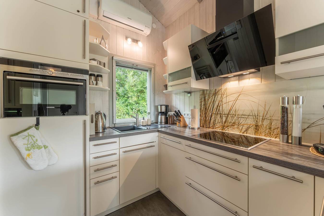 4 Personen Luxusferienhaus mit Sauna, Kaminofen, Klimaanlage, Kanu und Seeblick in Otterndorf in Otterndorf, Cuxland