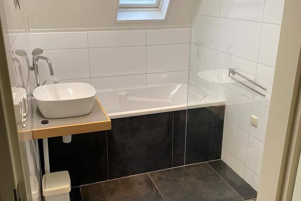 Relaxen in mooi vakantiehuis aan visvijver! Huisdieren welkom in Gramsbergen, Hardenberg