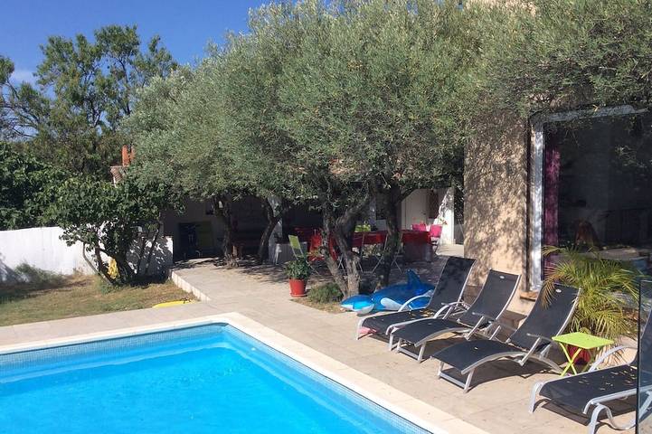 Gîte pour 8 personnes, avec terrasse et jardin à Saint-Jean-de-Cornies