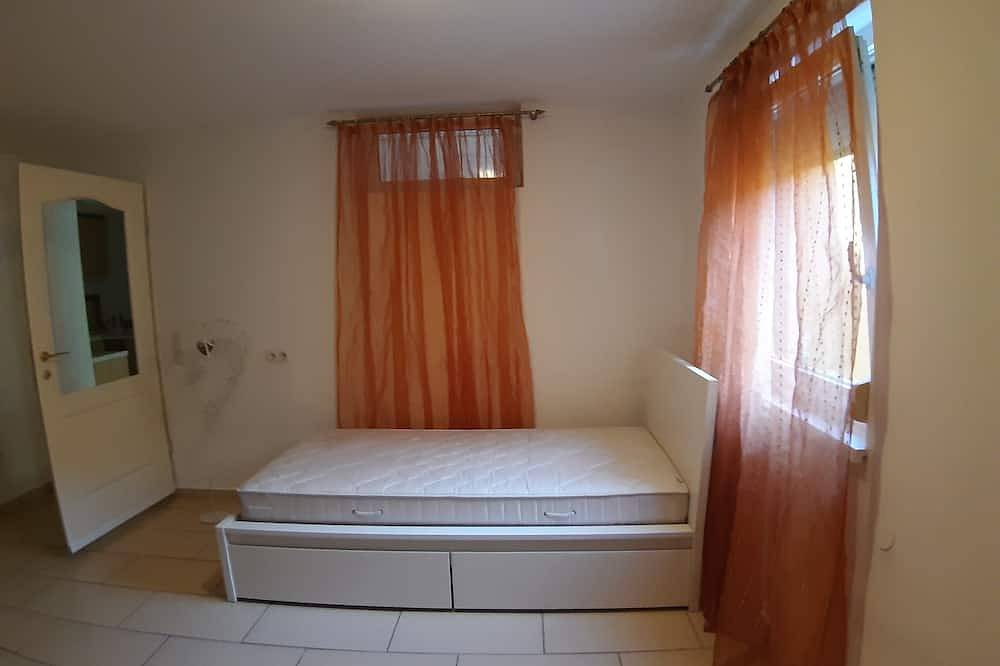 Quiet, inexpensive apartment near Schönbrunn, green, close to the city, U3/U4, kitchen, terrace, new building in Vienna, Selva Viennese