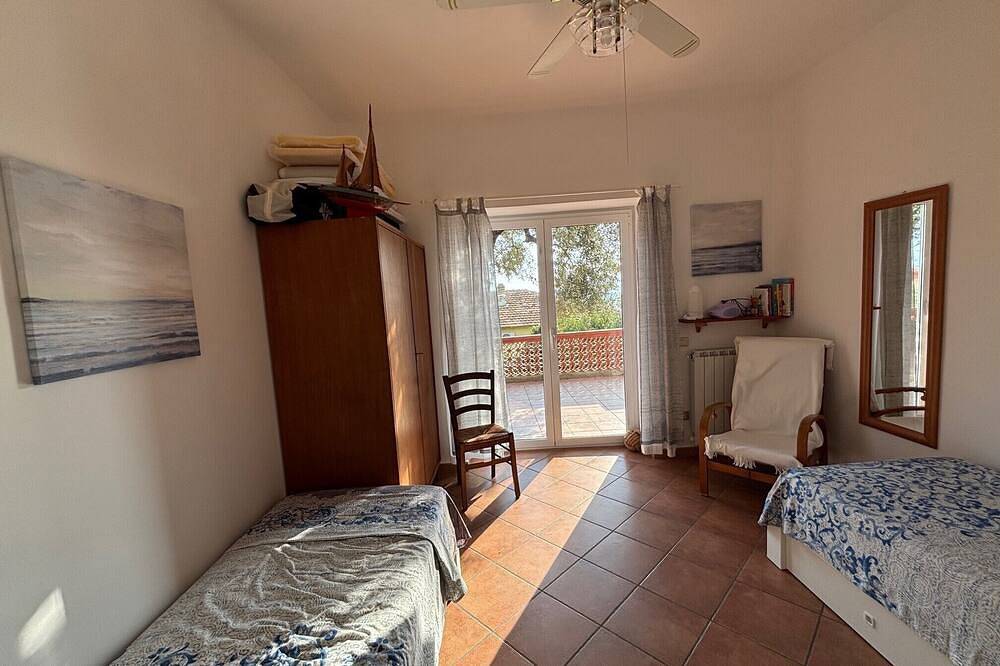 Villa am Hang, Rundum-und Dachterrasse in einem Olivengarten mit Blick aufs Meer in Terracina, Pontinische Ebene