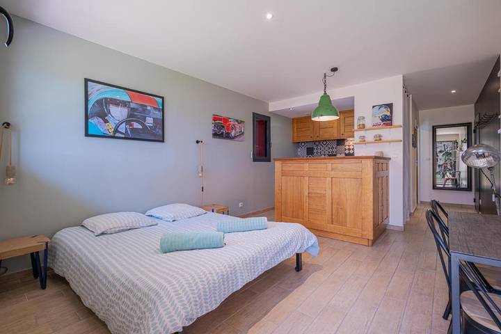 Location de vacances pour 2 personnes, avec vue ainsi que terrasse et jardin à Guécélard - 3