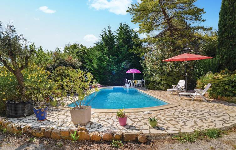 Location de vacances pour 8 personnes, avec terrasse et sauna ainsi que jardin et piscine à Saint-Julien-de-Peyrolas