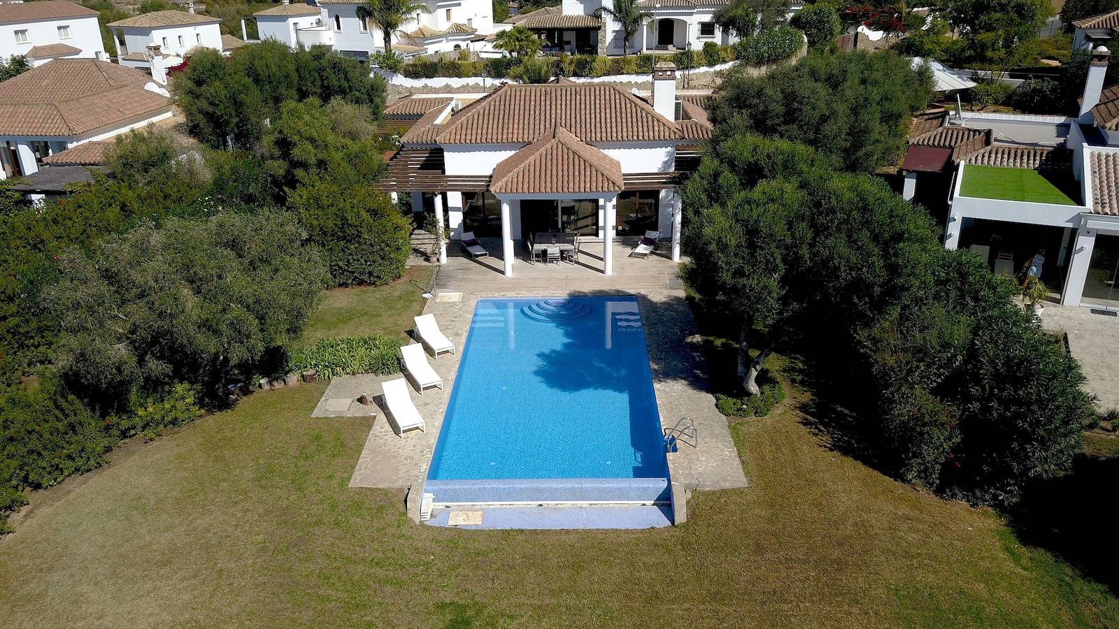 "Villa Lavanda" con piscina, Wi-Fi, terrazas y jardín in Benalup-Casas Viejas, Costa de la Luz