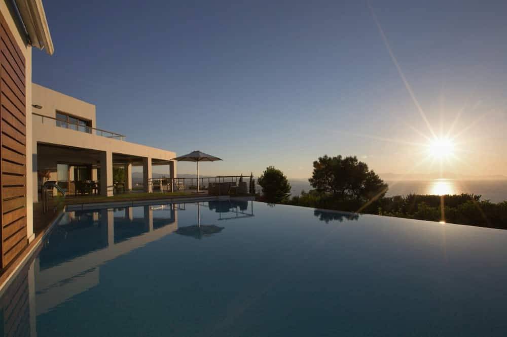 Villa Thermaia, Divine Sea Views, Private Infinity Pool, Furnished Terrace,. in Chania regione