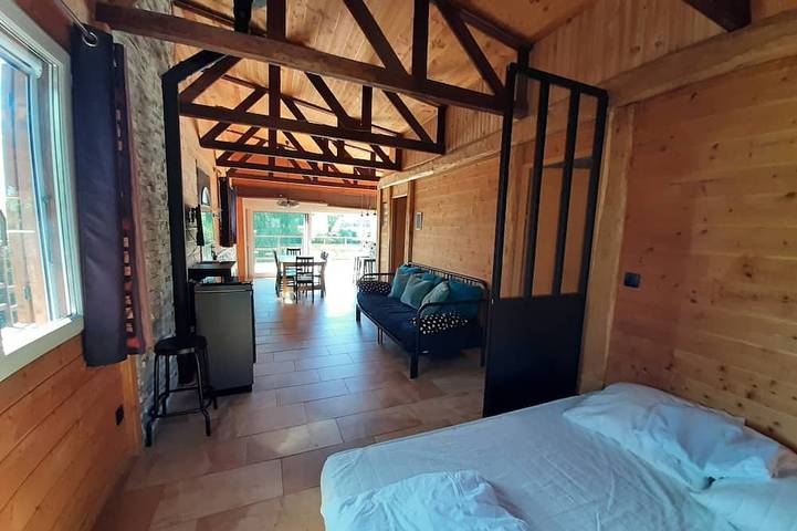Chalet pour 6 personnes, avec terrasse ainsi que jardin et jacuzzi, animaux acceptés dans l' Ain - 4