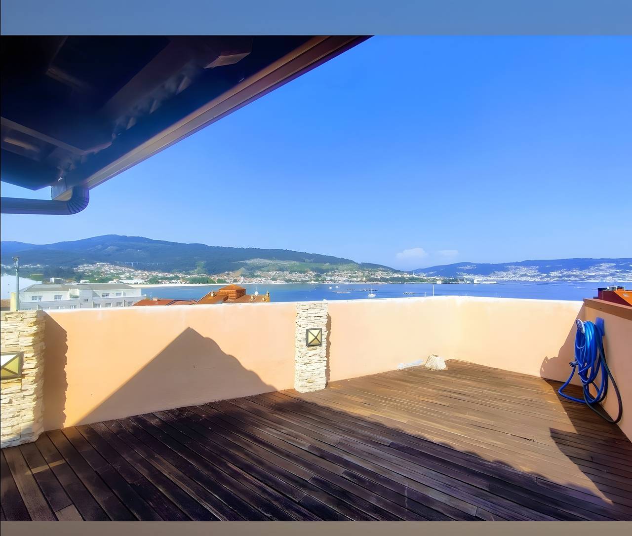 Meer, Berge und Lichter – Helles Penthouse mit großer Terrasse und Ausblick in Moaña, Rías Baixas