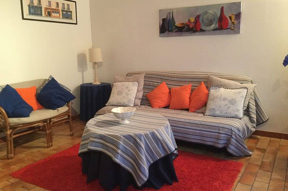 Casa rural en Quiet Hilltop Hamlet - Un área de viñedos con impresionantes vistas in Saint-Fort-sur-Gironde, Región de Jonzac